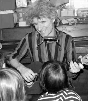 Dan’s the man at benefit 14 danthe-2009-05-11_z