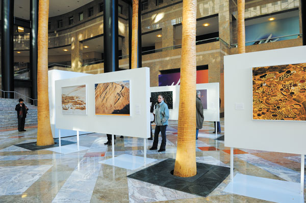 Covering Battery Park City 2 For 15 years, photographer George Steinmetz has been visiting deserts, taking pictures from a paraglider of these majestic landscapes and of the people and animals that manage to live in them. "Desert Air," an exhibit of his photographs, is at the Winter Garden in Battery Park City through March 15. Downtown Express photo by Terese Loeb Kreuzer