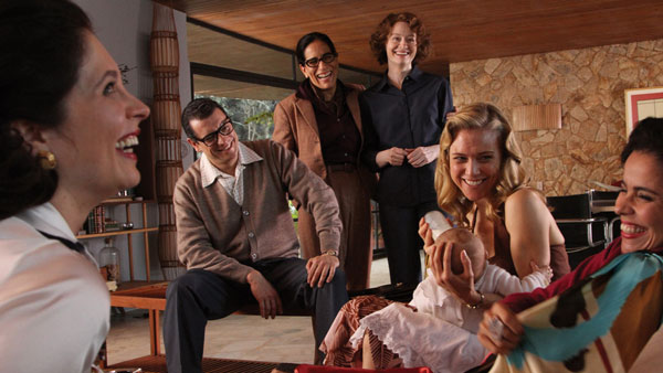 Just beyond the grasp 2 Photo by Lisa Graham / 2012 © L.C. Barreto Center: Marcello Airoldi as Carlos Lacerda, Glória Pires as Lota de Macedo Soares, Miranda Otto as Elizabeth Bishop and Tracy Middendorf as Mary, in "Reaching for the Moon."