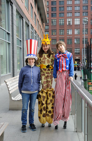 DSC_6206BPCBallFieldsOpeningDayStiltwalkersSuellenEpsteinMabelFritzNikolaiUsiatynskiAAA