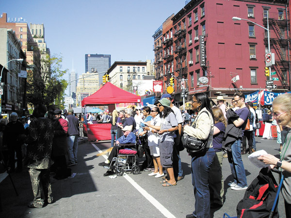 At Visiting Neighbors Street Fair, Talent is Ageless 4 Enthusiastic crowds cheer for the performers.