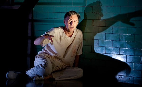 Cumming’s ‘Macbeth’ Not Quite Worth Going To 2 Photo by Jeremy Daniel Have apple, will emote: Alan Cumming’s “Macbeth’ is totally mental.