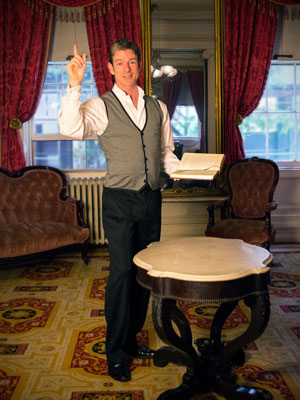 Choose a ‘Carol’ that fits your bill 4 Surrounded by ghosts of the past: Kevin Jones’ solo show takes place in “Manhattan’s Most Haunted House.”