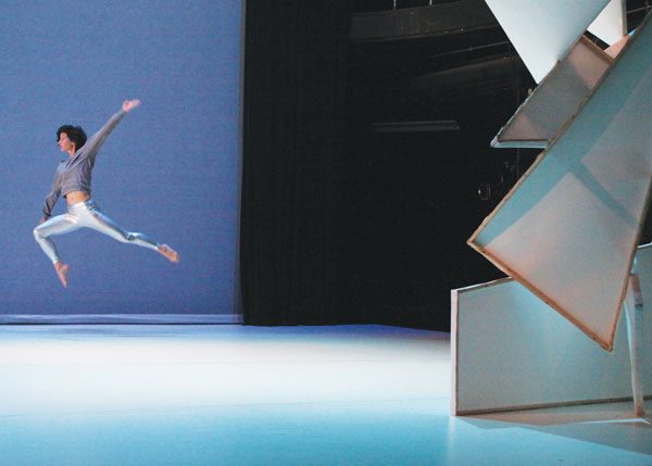 Just Do Art, Week of Jan. 29, 2014 4 Photo by Steven Schreiber Sound and movement are used to explore the undiscovered country, in “The Futurist” (Feb. 5/6, as part of CULTUREMART). See page 15.