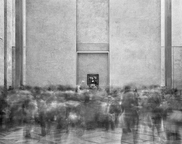 All the City’s a Stage, its Pedestrians Major Players 4 “La Joconde, Salle des Etats, Musée du Louvre, Paris, 2008.” © MATTHEW PILLSBURY, COURTESY BONNI BENRUBI