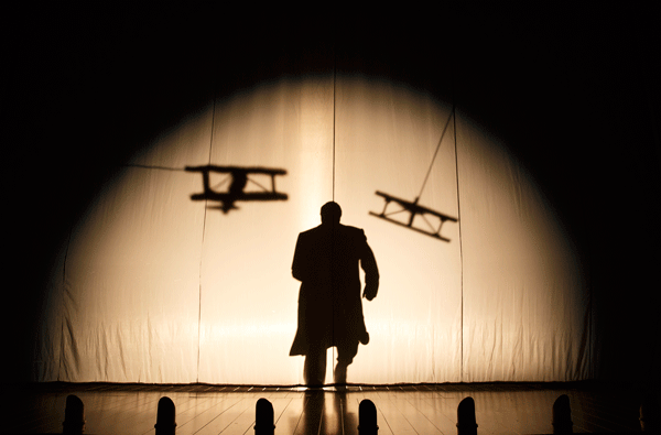 Play Based on Classic Hitchcock is a Crock 1 Run for your life! Robert Petkoff in a scene from the well-designed but vapid “39 Steps.”