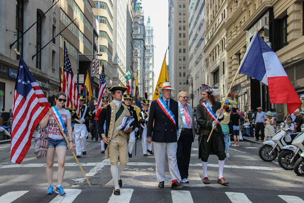 Lower Manhattan hosted its first Independence Day parade in almost four decades last Friday, on the federal holiday. Organized by James Kaplan (2nd from right in right photo)  the parade from the Seaport to Bowling Green was officially supposed to stay on the sidewalk, but police allowed the marchers onto the street. Gale Brewer, Manhattan’s borough president, (not shown) came down to wish the marchers well.     Downtown Express photos by Tequila Minsky  