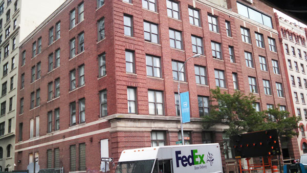 Seaport Report, Week of Aug. 13, 2015 2 Downtown Express photo by Josh Rogers Howard Hughes Corp. last week sold 80 South St., as part of a $390 million deal with a Chinese investment firm. The building is just outside the neighborhood’s historic district and could be redeveloped into an 800,000 square foot tower.