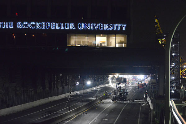 Rockefeller University’s Two-Acre Expansion Sails Up the East River 6 A view of Rockefeller University from the south, with the FDR Drive closed and crane operations going on in the lit area in the background. | JACKSON CHEN