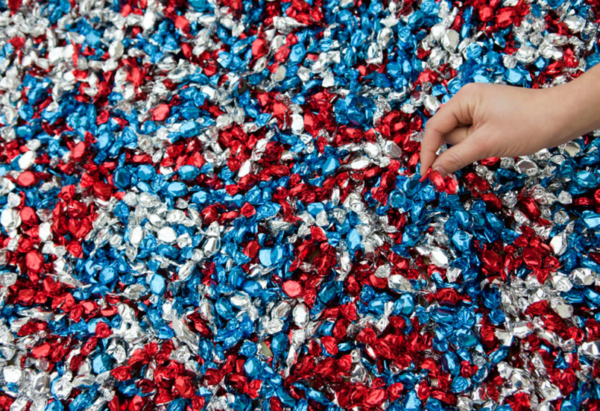 A True Museum Take-Away 1 Felix Gonzalez-Torres’ “Untitled (USA Today),” 1990. | FELIX GONZALEZ-TORRES FOUNDATION, COURTESY: ANDREA ROSEN GALLERY, NEW YORK