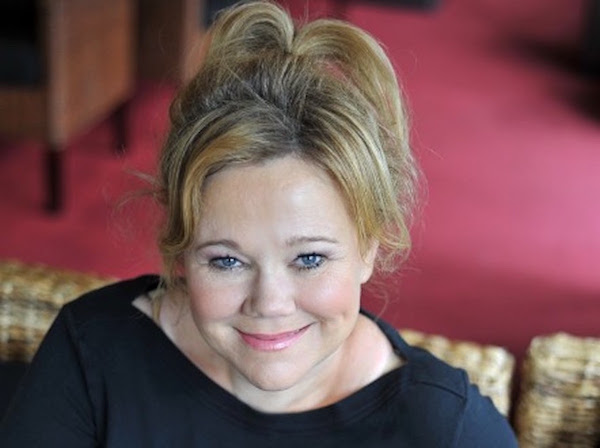 Caroline Rhea, special guest narrator of “The Night Before Christmas,” at Chelsea Symphony’s Dec. 2 holiday concert. Photo by Steve Ullathorne.