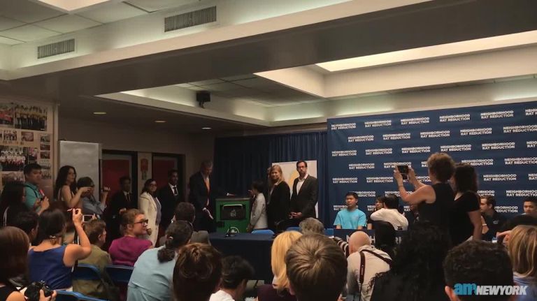 Mayor Bill de Blasio demonstrates anti-rat trash bin