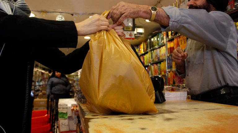 Plastic bag ban? Proposed law draws mixed reactions from NYC shoppers, bodegas 1 AMNWPLAS0307_WEB