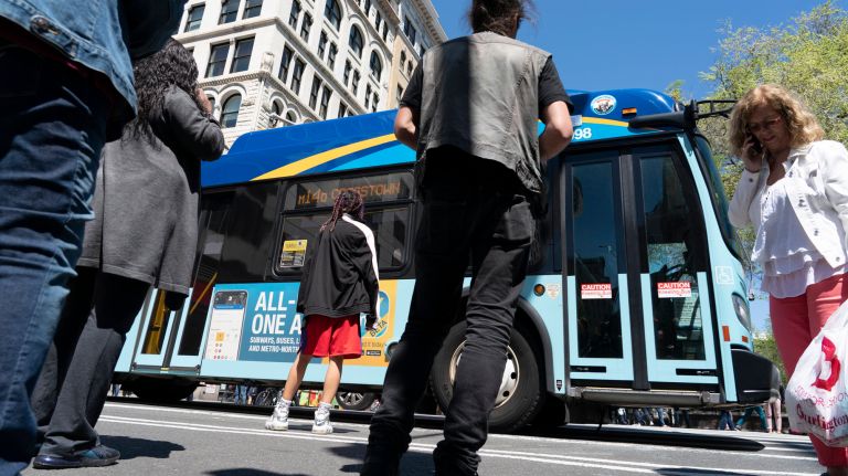 amNWBUS190426_photos