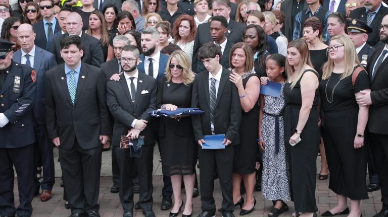 Crowds bid solemn farewell to retired NYPD Det. Luis Alvarez