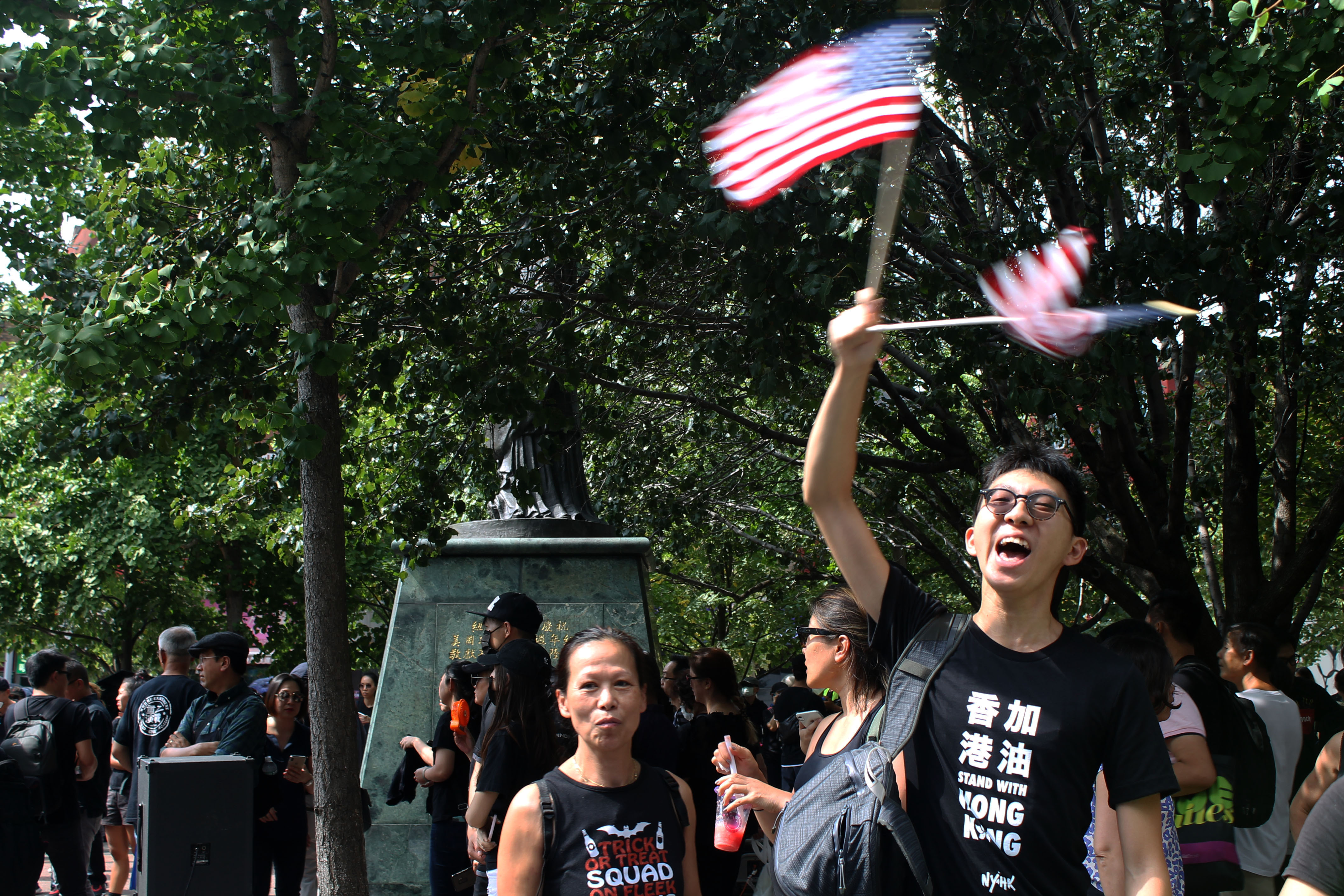 Hong Kong-democracy and Beijing backers face off 4