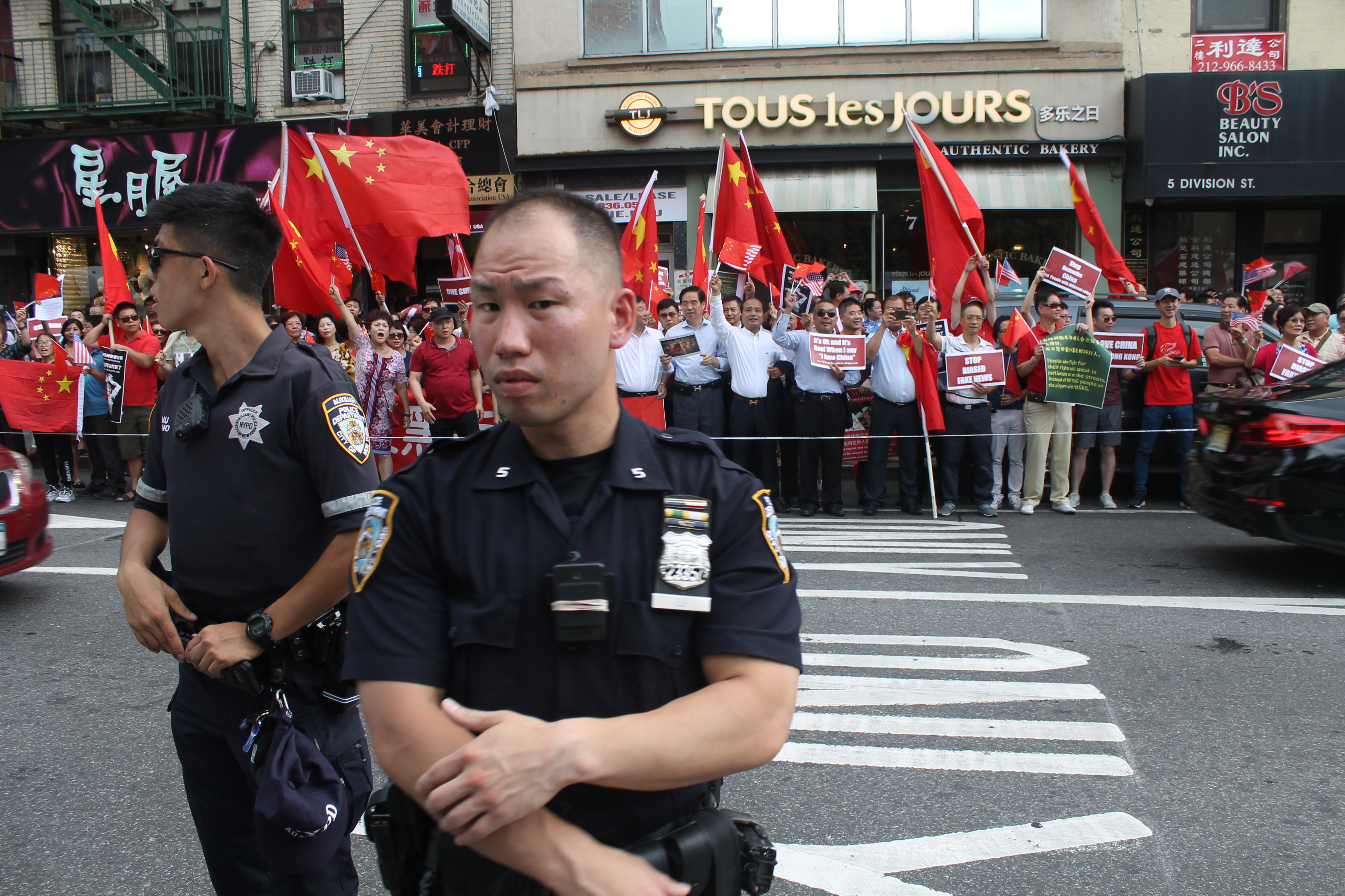Hong Kong-democracy and Beijing backers face off 2