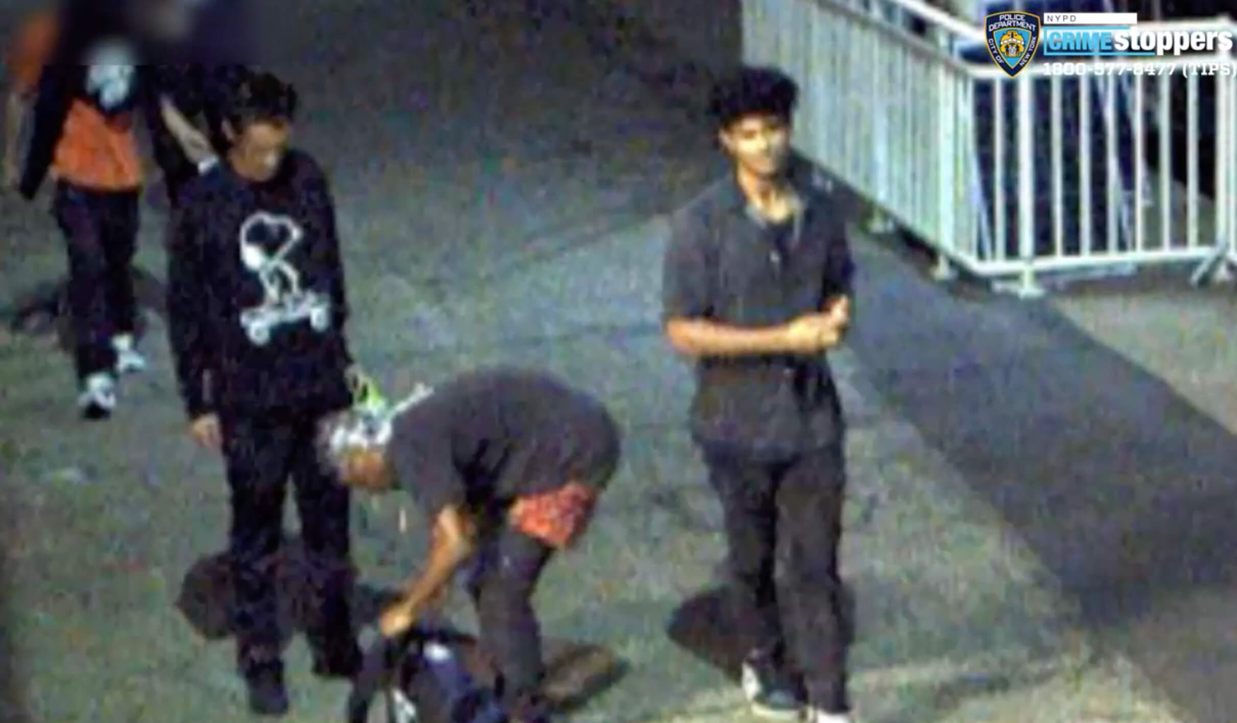 Pier 40 muggers steal teen's backpack 1