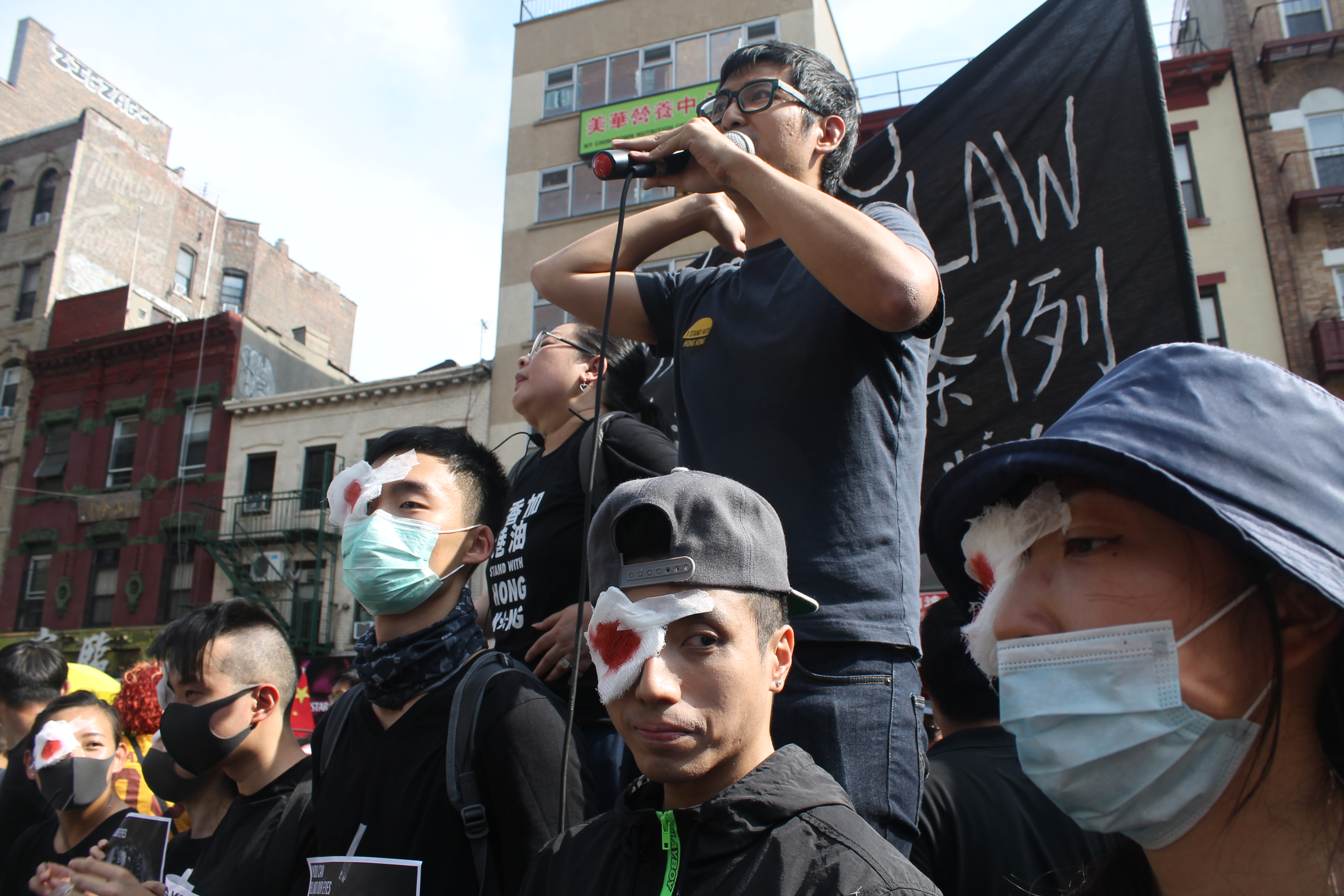 Hong Kong-democracy and Beijing backers face off 8