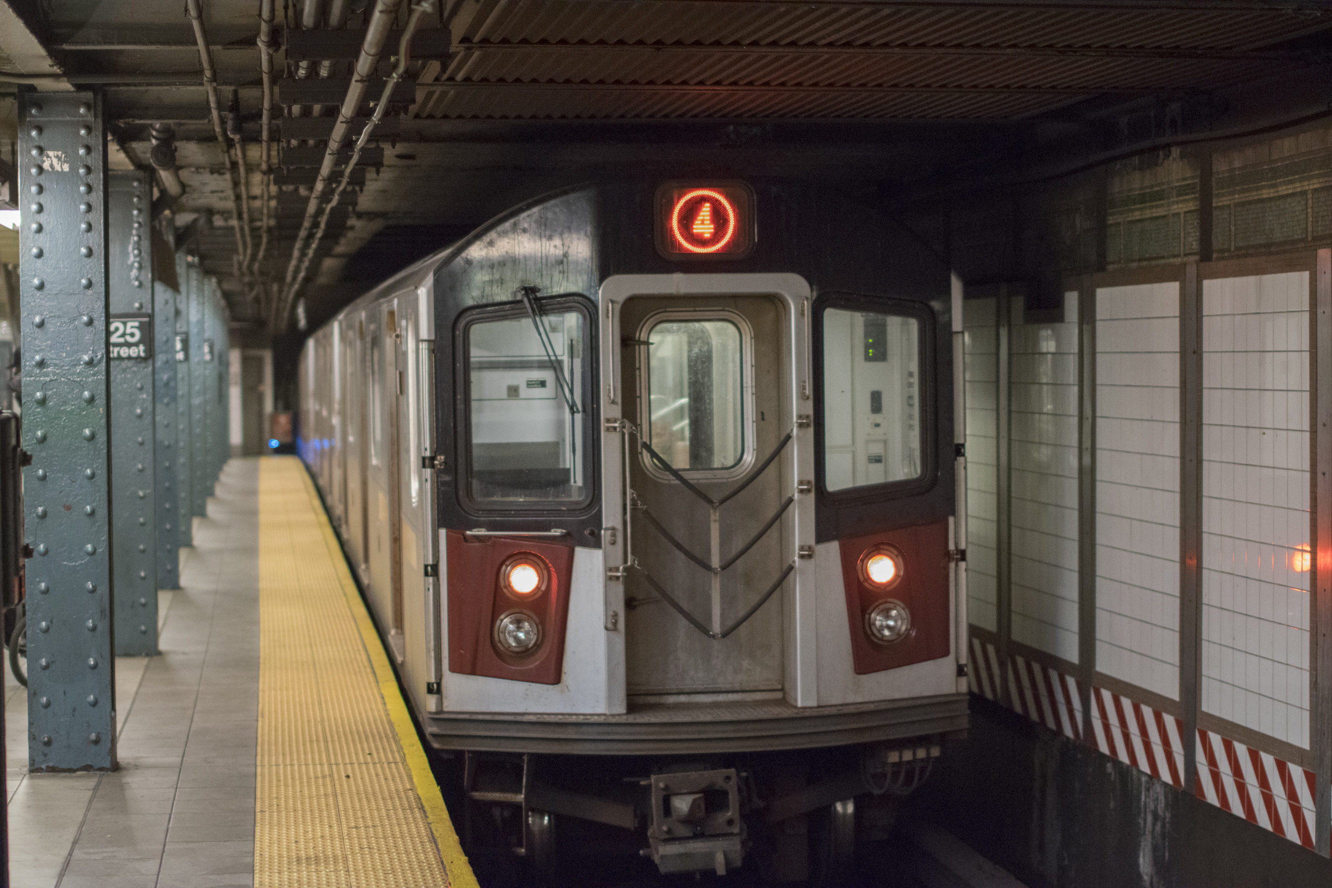 Commuter stabbed fellow rider following dispute on 4 train from Upper East Side to Harlem: cops 1