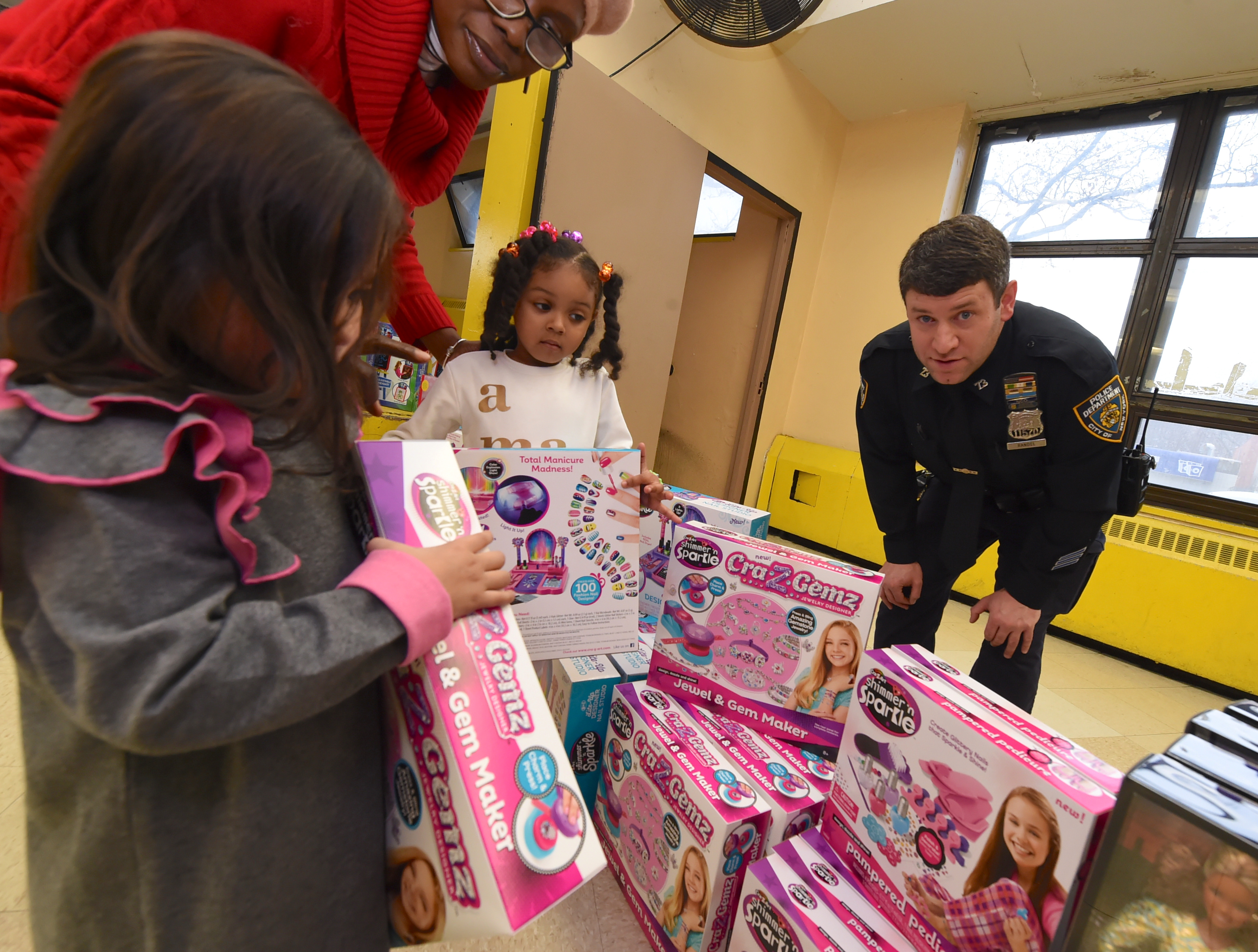 Police union delivers an early Christmas to Brooklyn & Queens kids 6