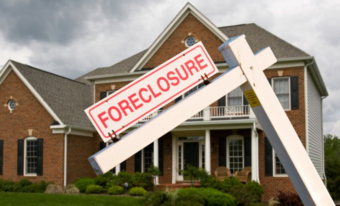 Foreclosure sign in front on modern house