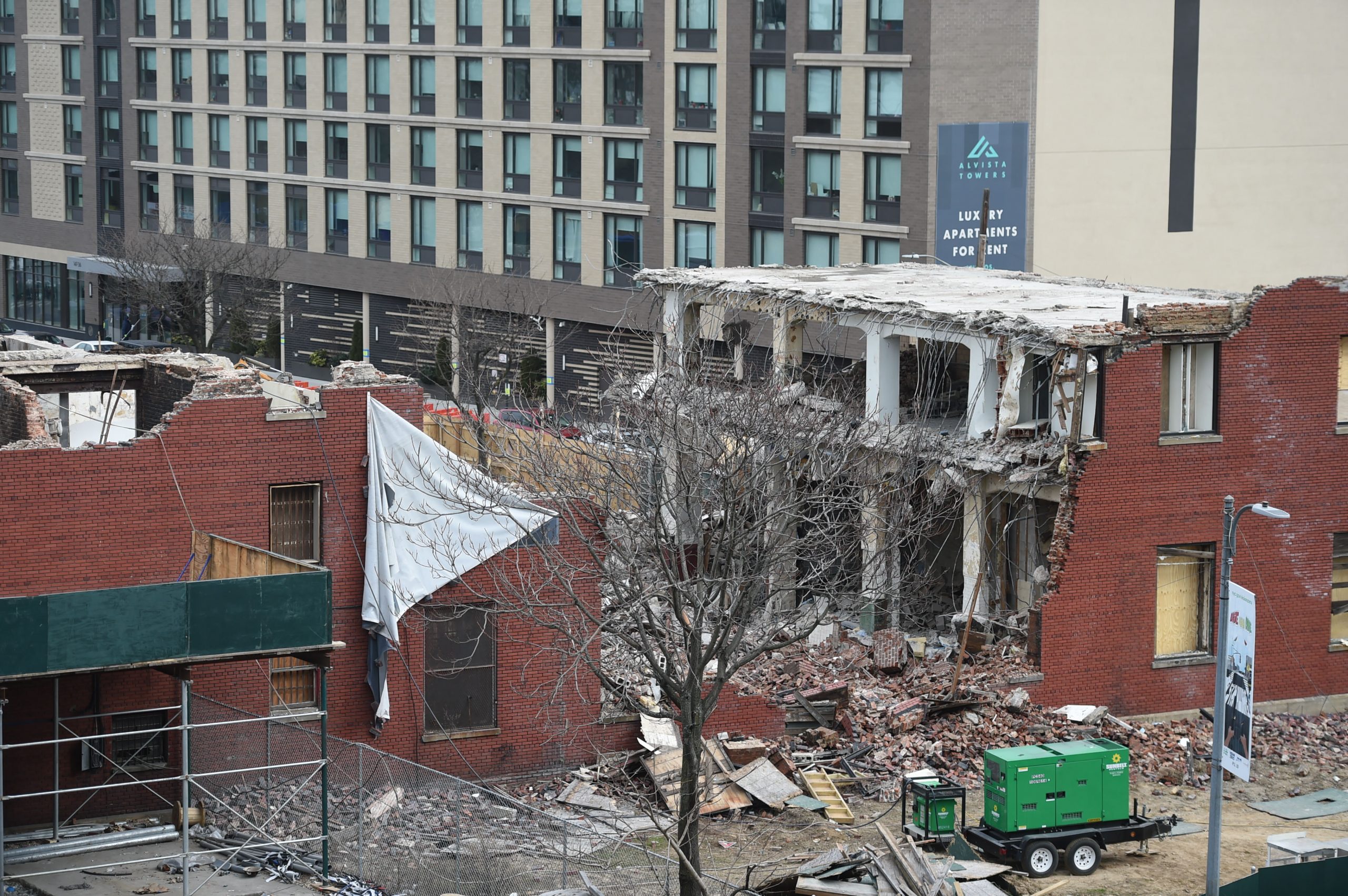 One worker dead, another injured in wall collapse during Queens demolition 3
