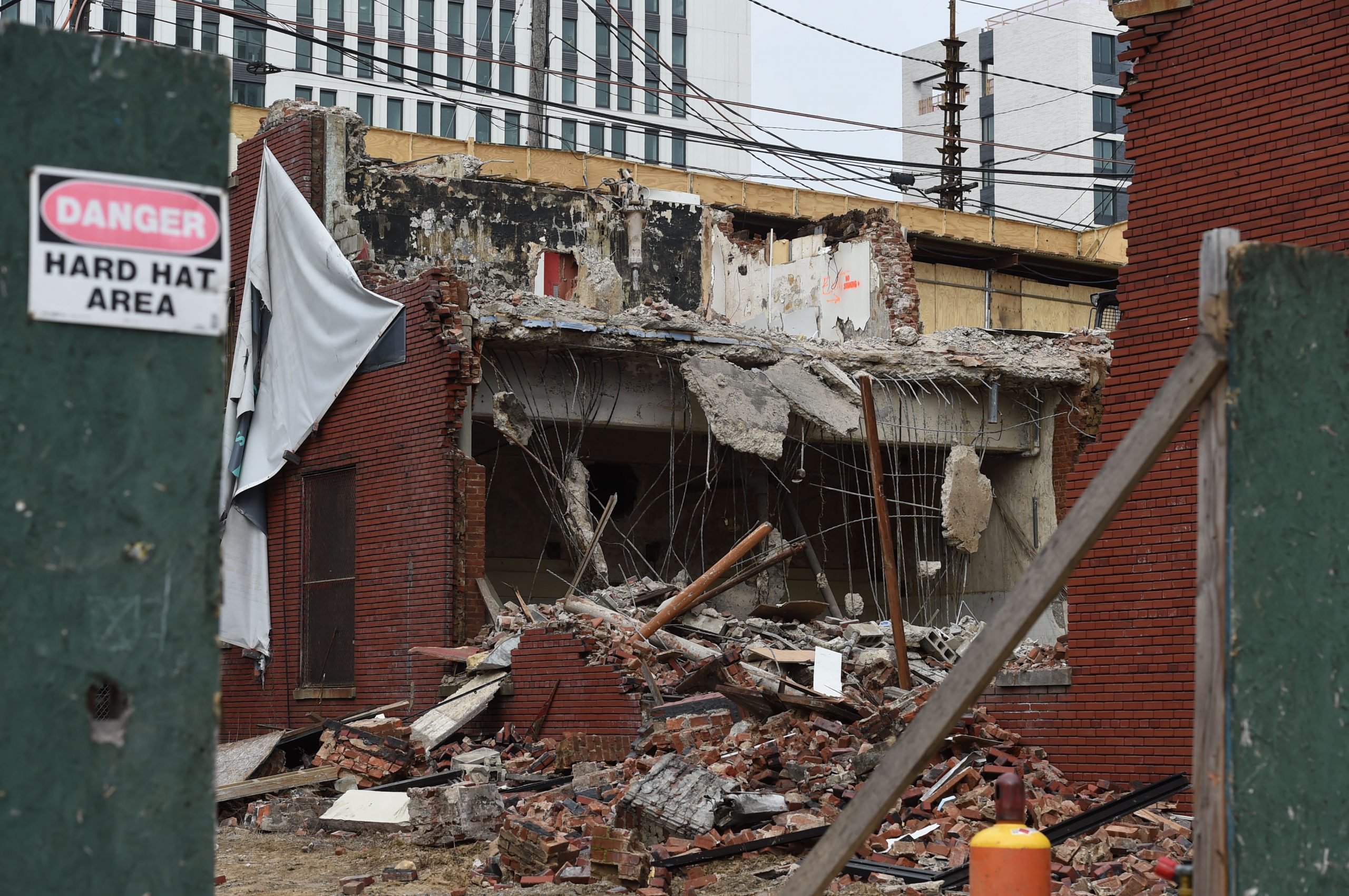 One worker dead, another injured in wall collapse during Queens demolition 2