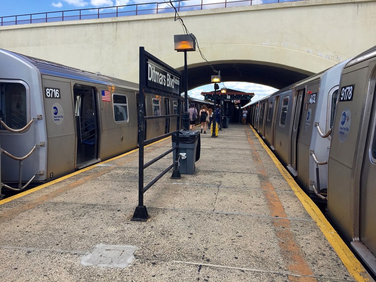 1280px-Astoria_-_Ditmars_Boulevard_-_Platform