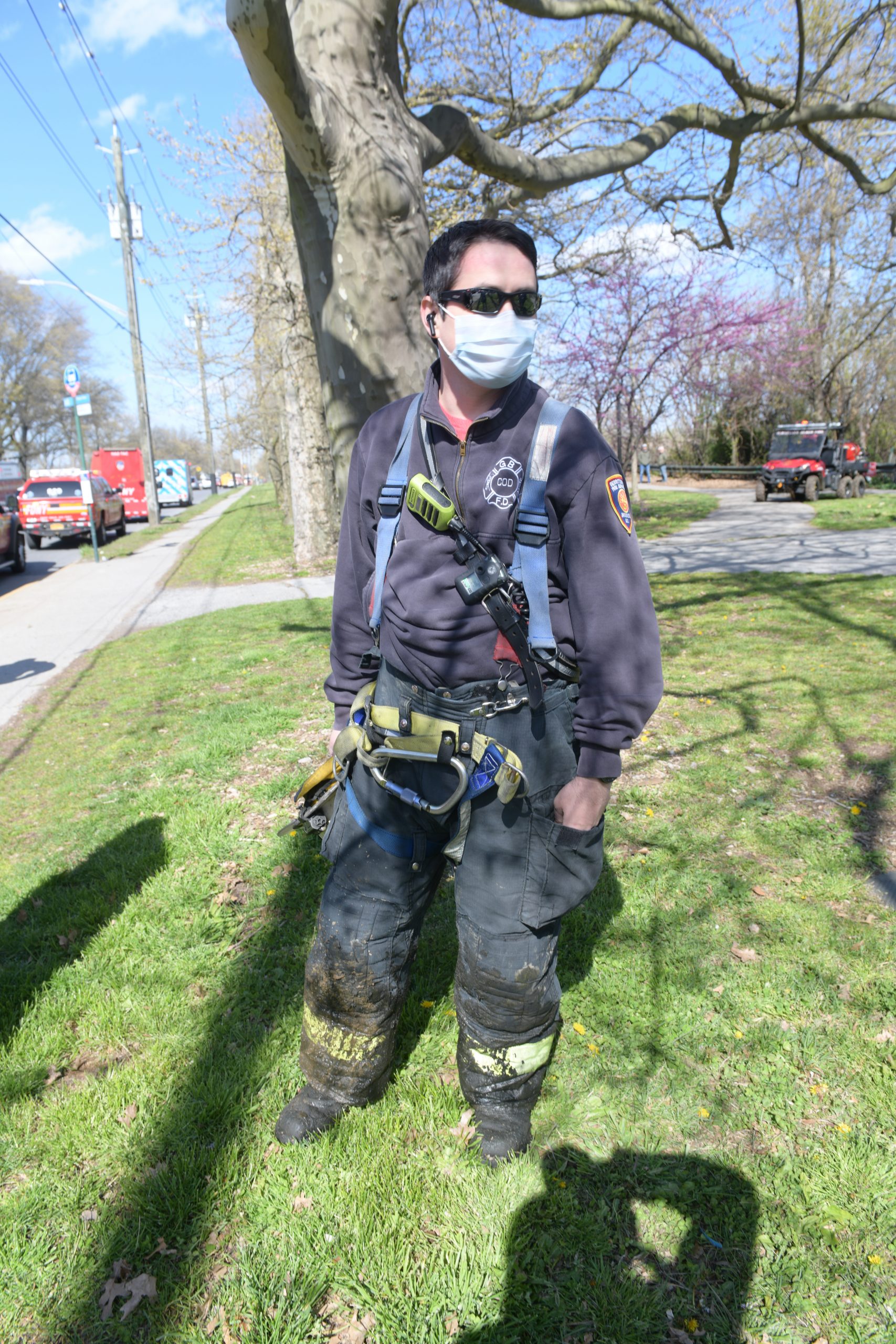 Nature walk in Brooklyn turns messy after woman gets stuck knee-deep in mud 4