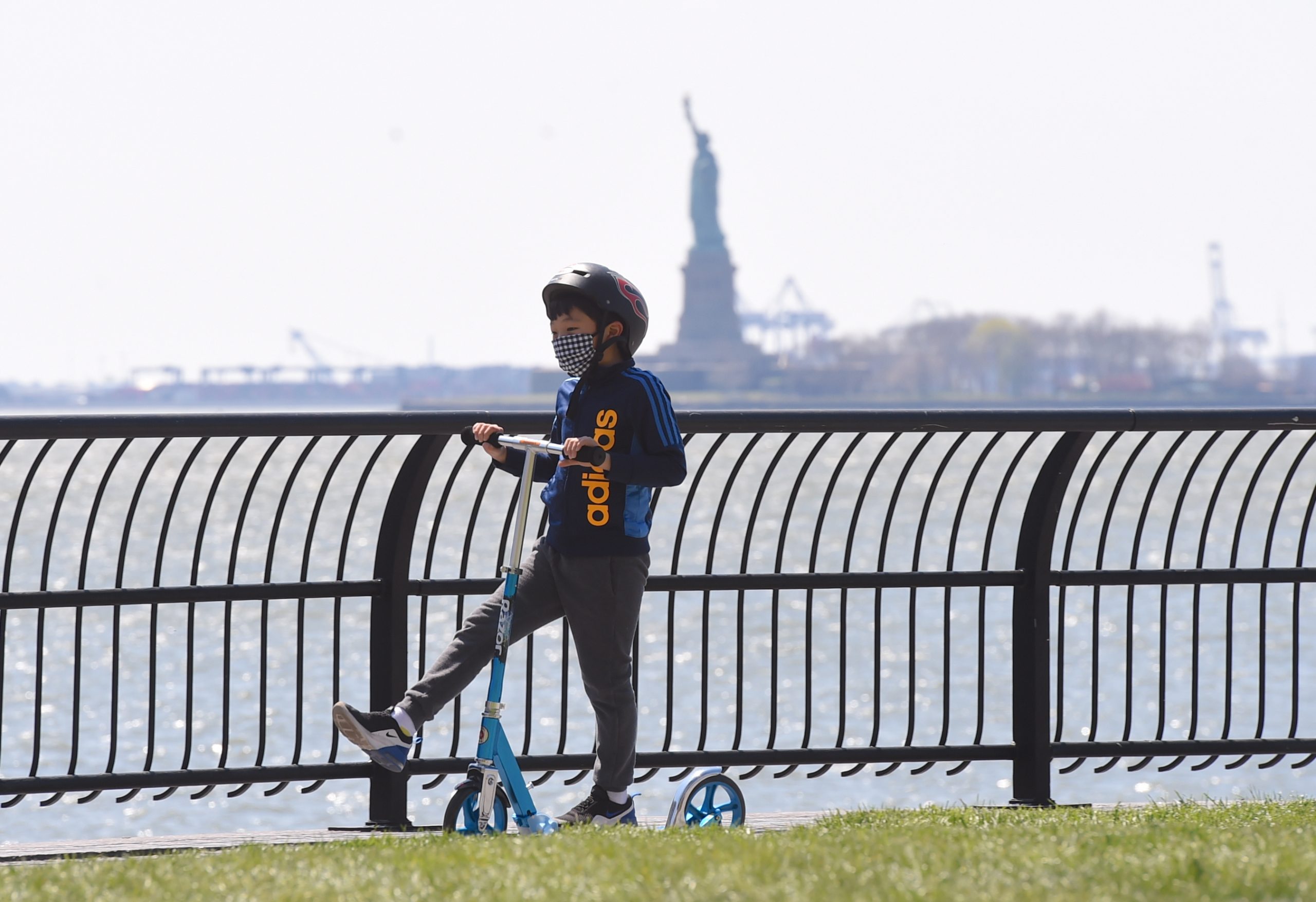 While optimism over curbing COVID-19 springs in New York, de Blasio warns residents to keep distance 2