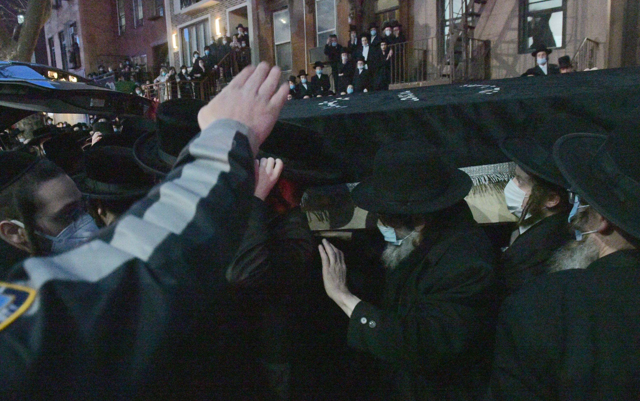 SEE IT: More than 2,000 attend funeral for rabbi in Brooklyn despite COVID-19 2