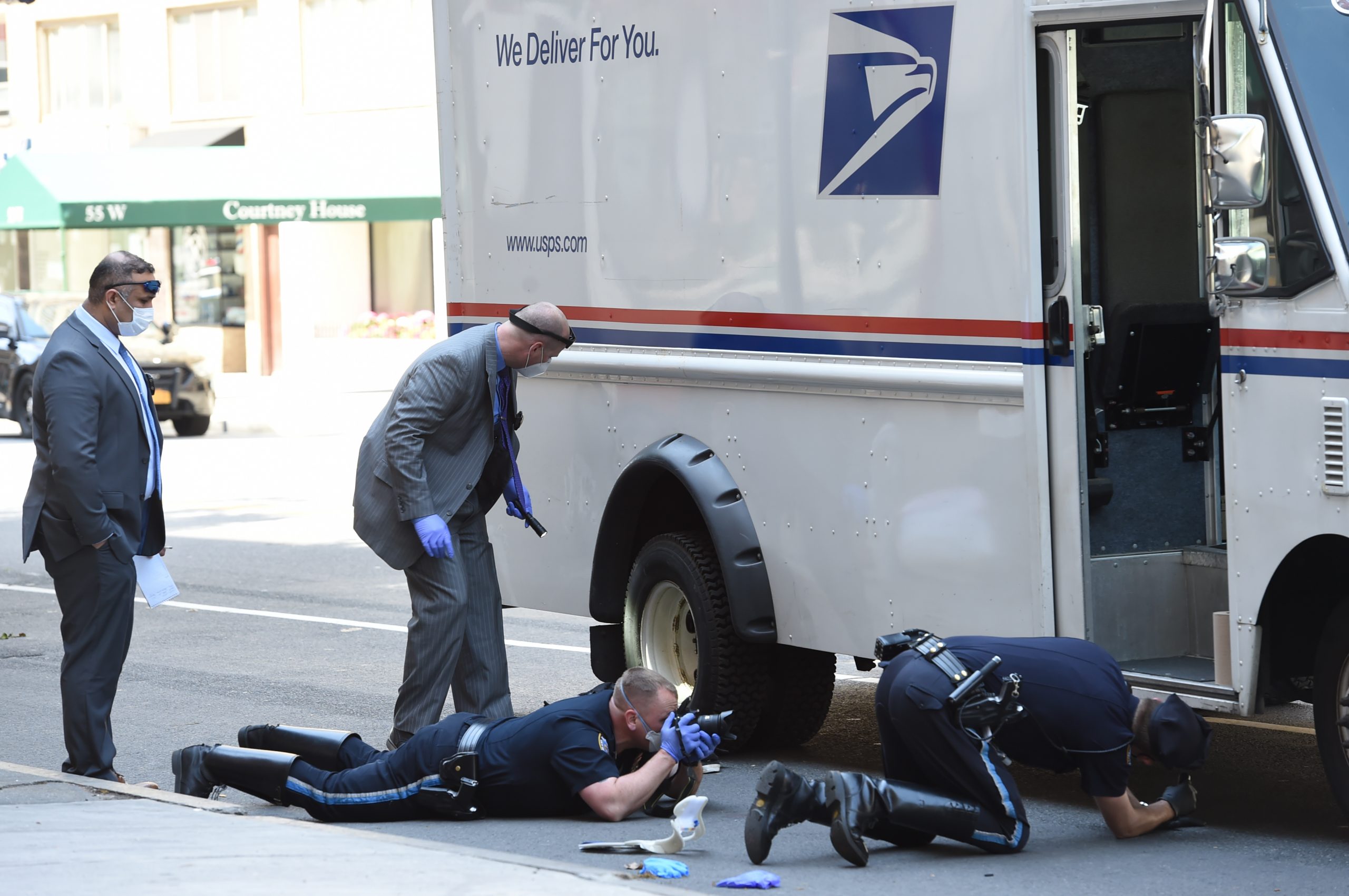 Man critical after being struck by US Postal Service truck in Manhattan 2