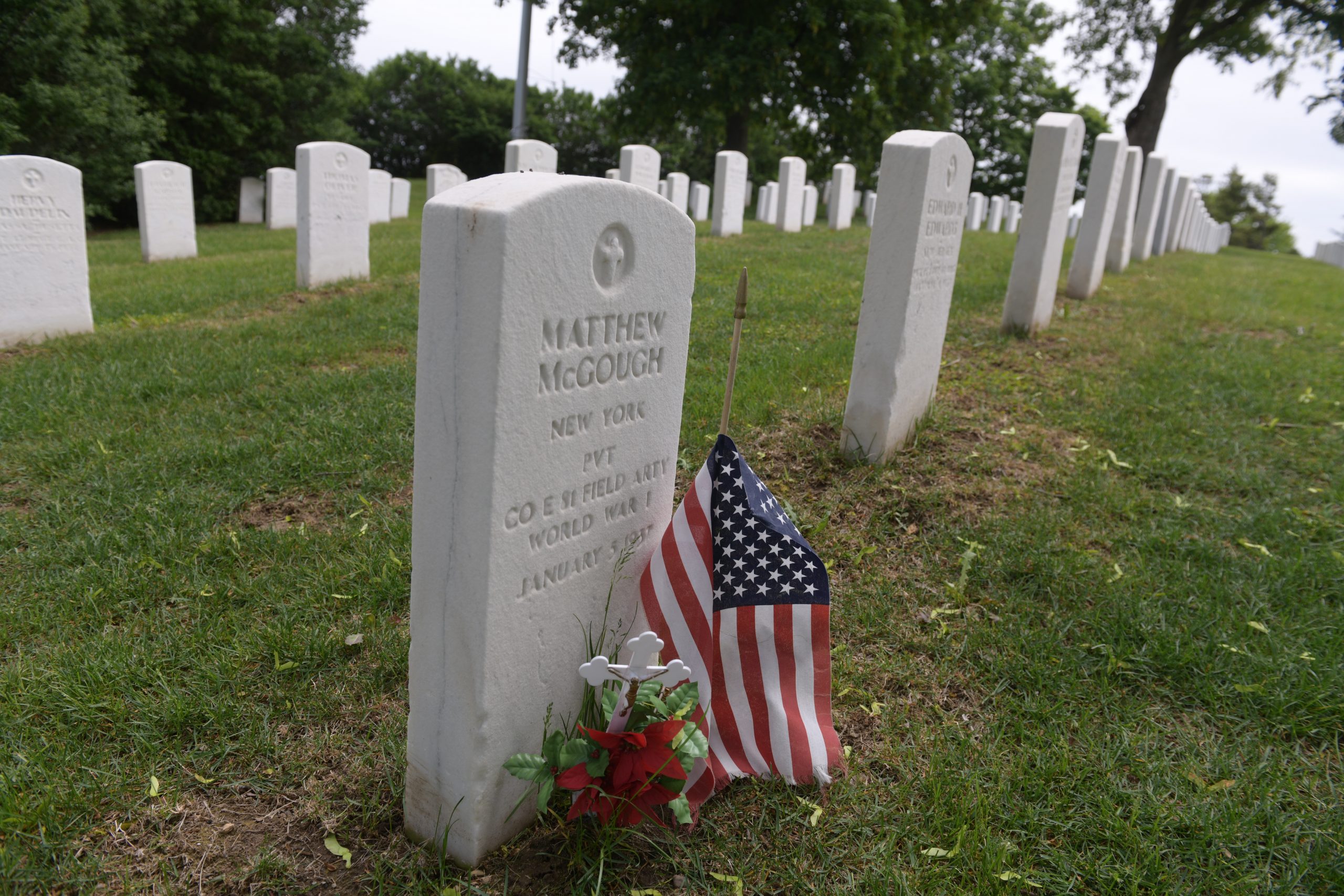 Somber quiet amid the pandemic at intimate Memorial Day ceremony in Brooklyn 6