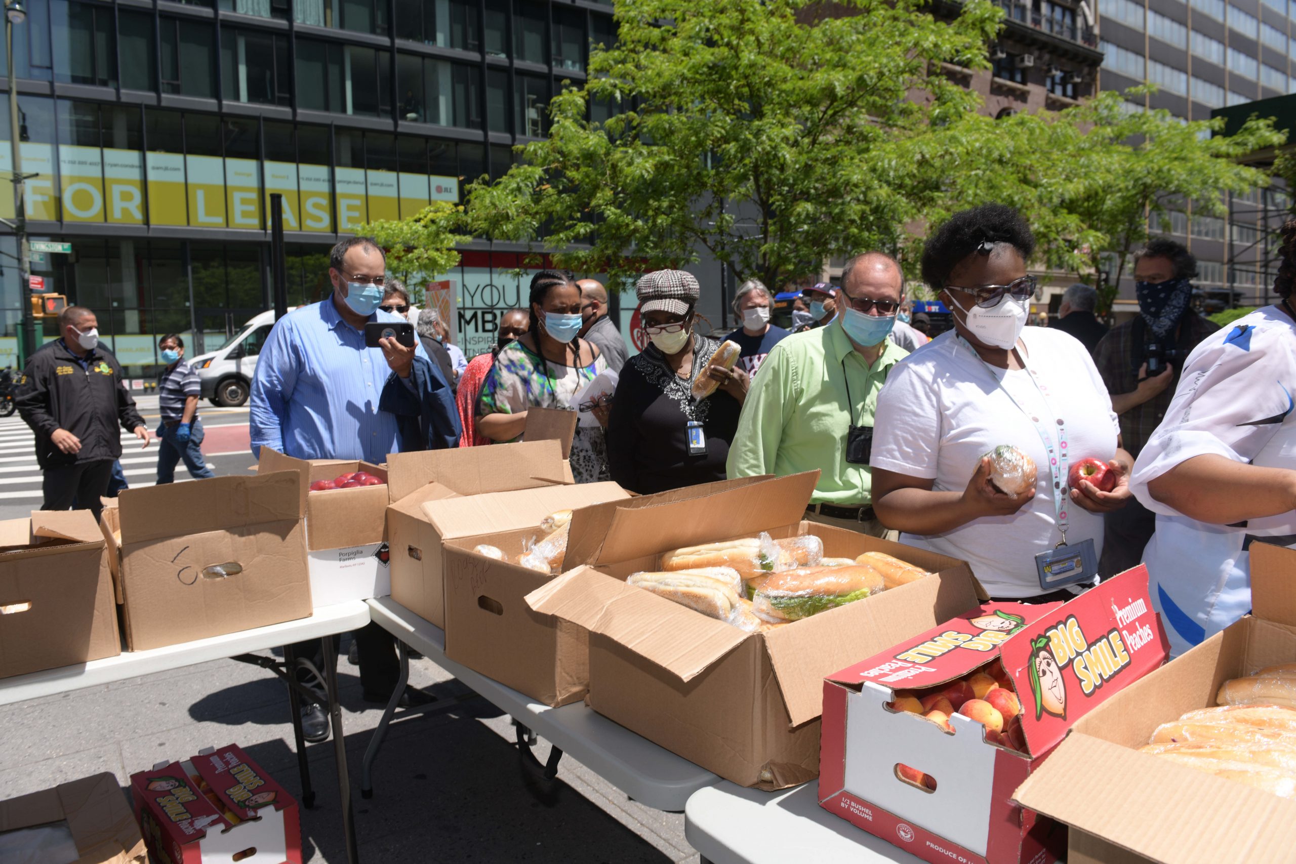 Police officers show appreciation to MTA employees for working under tough conditions 3
