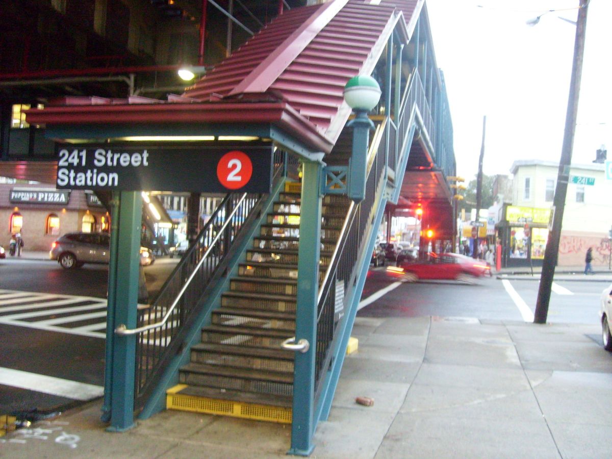 241_street_IRT_2_train_station_entry