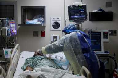 FILE PHOTO: Outbreak of the coronavirus disease (COVID-19) in Chicago, Illinois
