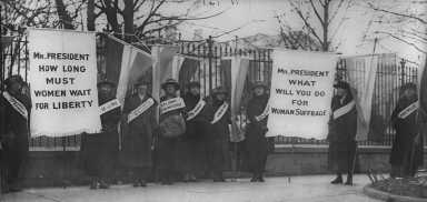 Women_suffragists_picketing_in_front_of_the_White_house