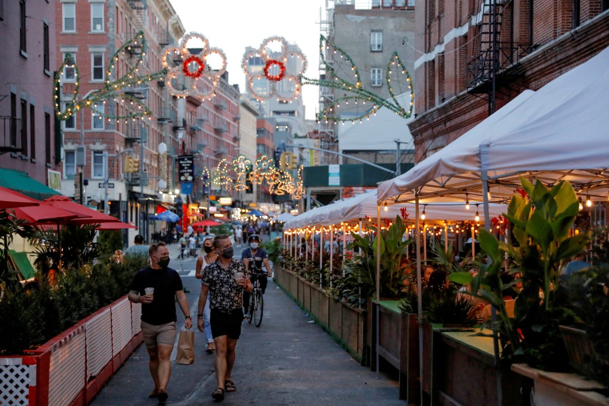 sbuFILE PHOTO: FILE PHOTO: New York City Mayor Bill de Blasio announced 21 more locations for outdoor dining options as part of a city initiative in Manhattan, New York