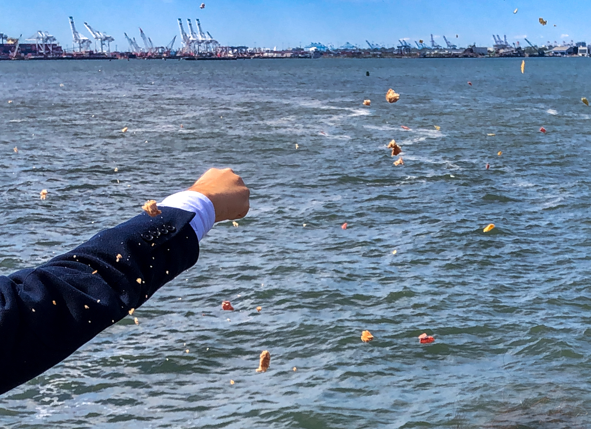 Lab/Shul congregation connects Tashlich with Lady Liberty for Rosh Hashanah 2