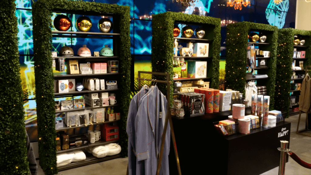 Bloomingdale's flagship shop offers virtual and in-person experiences for the holiday season 8