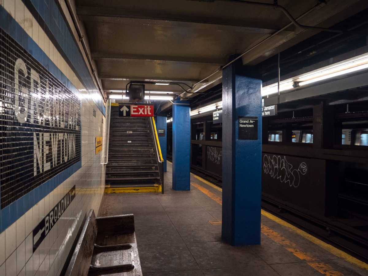 IND_Queens_Boulevard_Grand_Avenue-Newton_Northbound_Platform