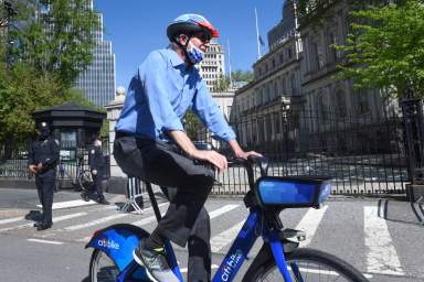 Mayor de Blasio will ride a Citi Bike from Gracie Mansion to City Hall.