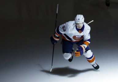 Casey Cizikas Islanders Bruins