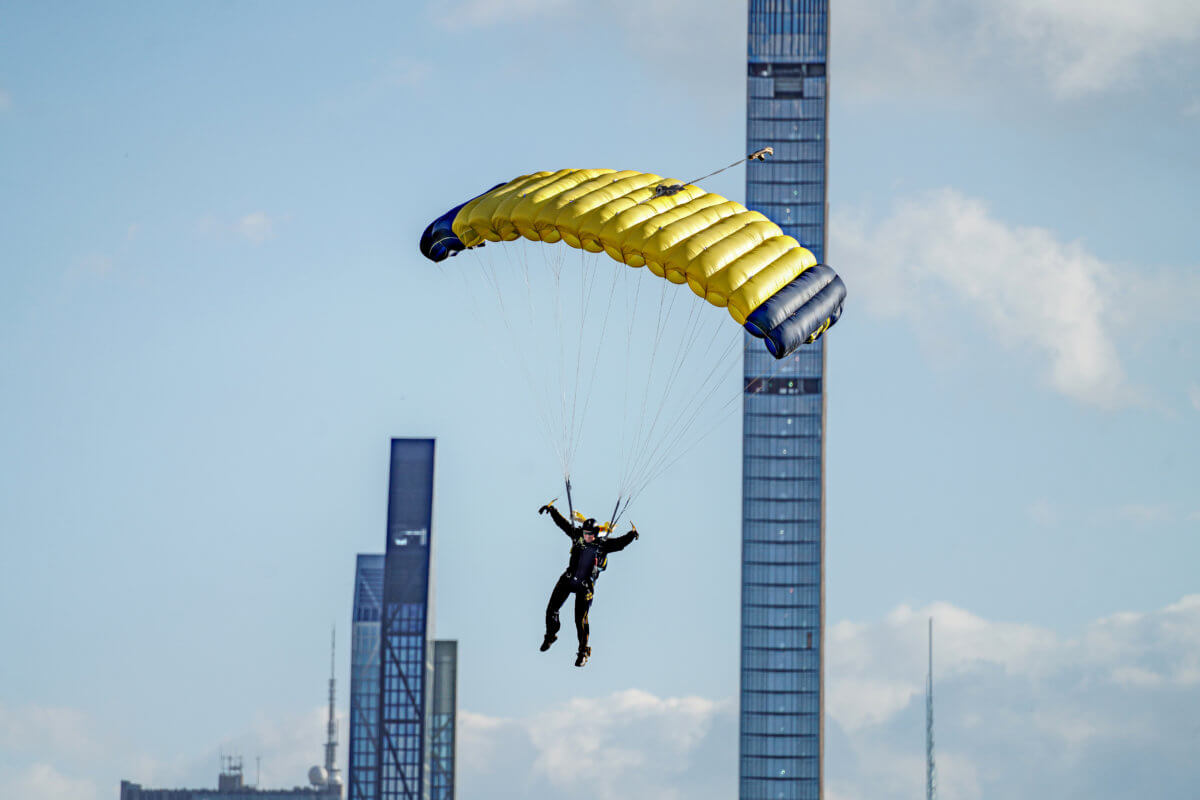 The Navy 'Leap Frogs' into Central Park during spectacular demonstration 8