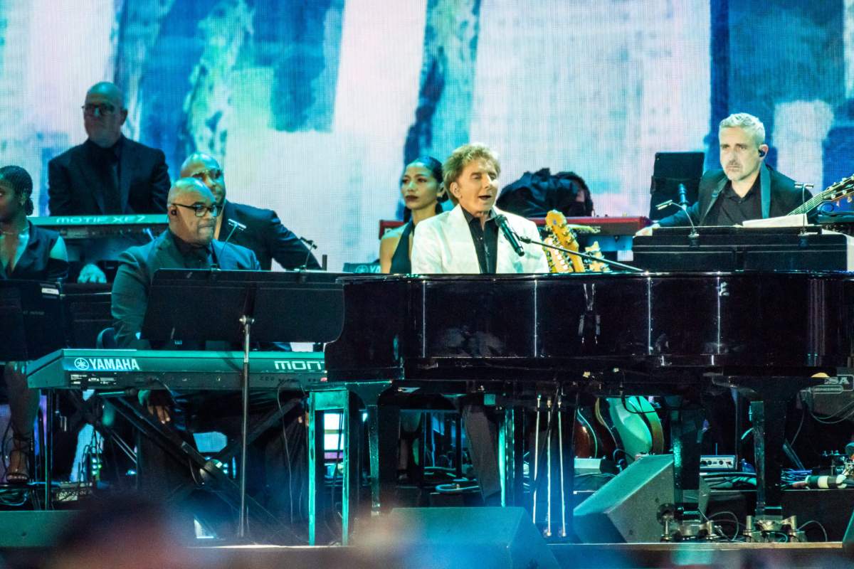 Barry Manilow performing