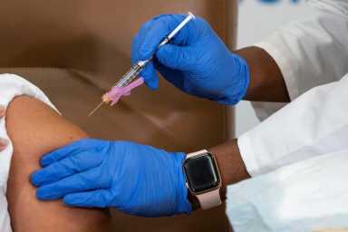 2020-12-21T223808Z_1267162390_RC2YRK9KGDCR_RTRMADP_3_HEALTH-CORONAVIRUS-VACCINES-1-768×512