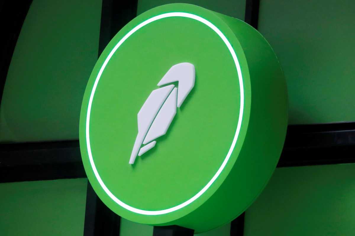 FILE PHOTO: The logo of Robinhood Markets, Inc. is seen at a pop-up event on Wall Street after the company’s IPO in New York City
