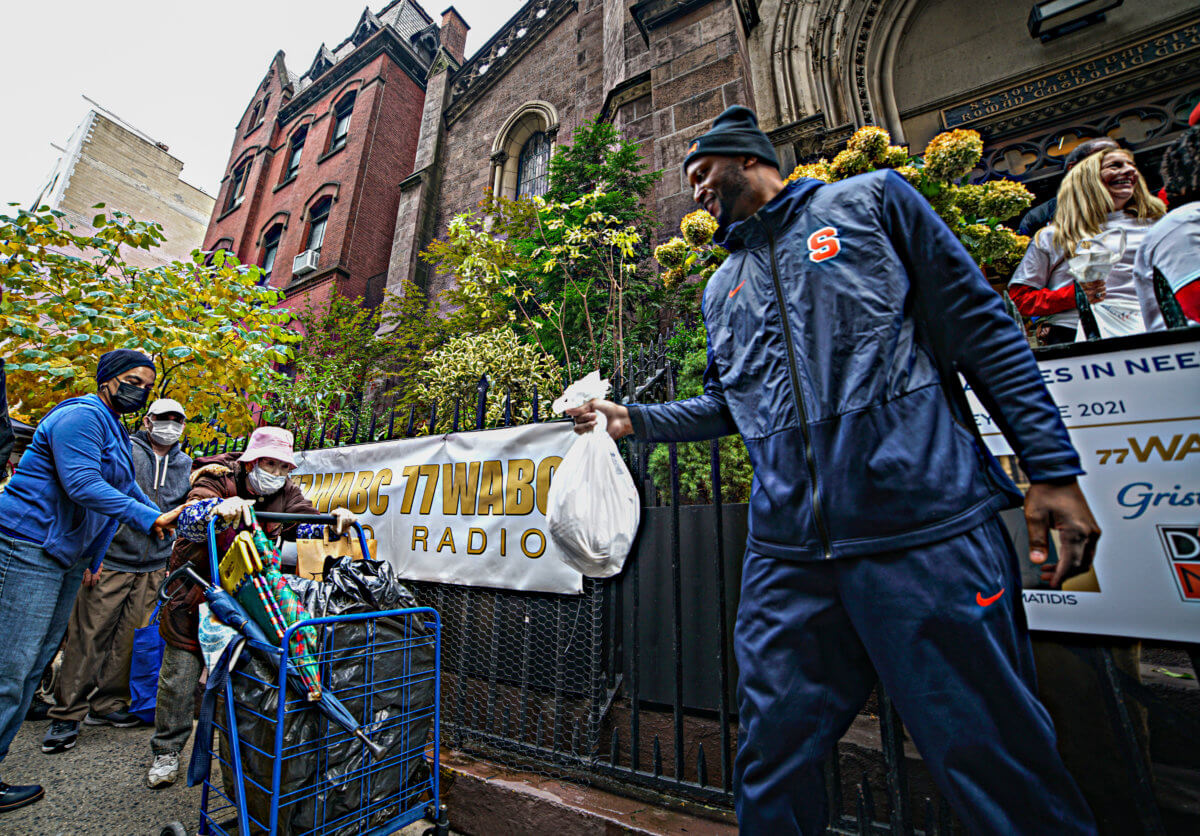 NYPD and former New York Knicks make a play against food insecurity 7