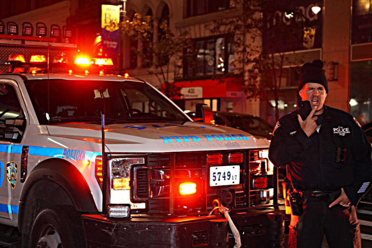 Wild Midtown gunfight leaves three injured, two shooters locked up: Cops 5